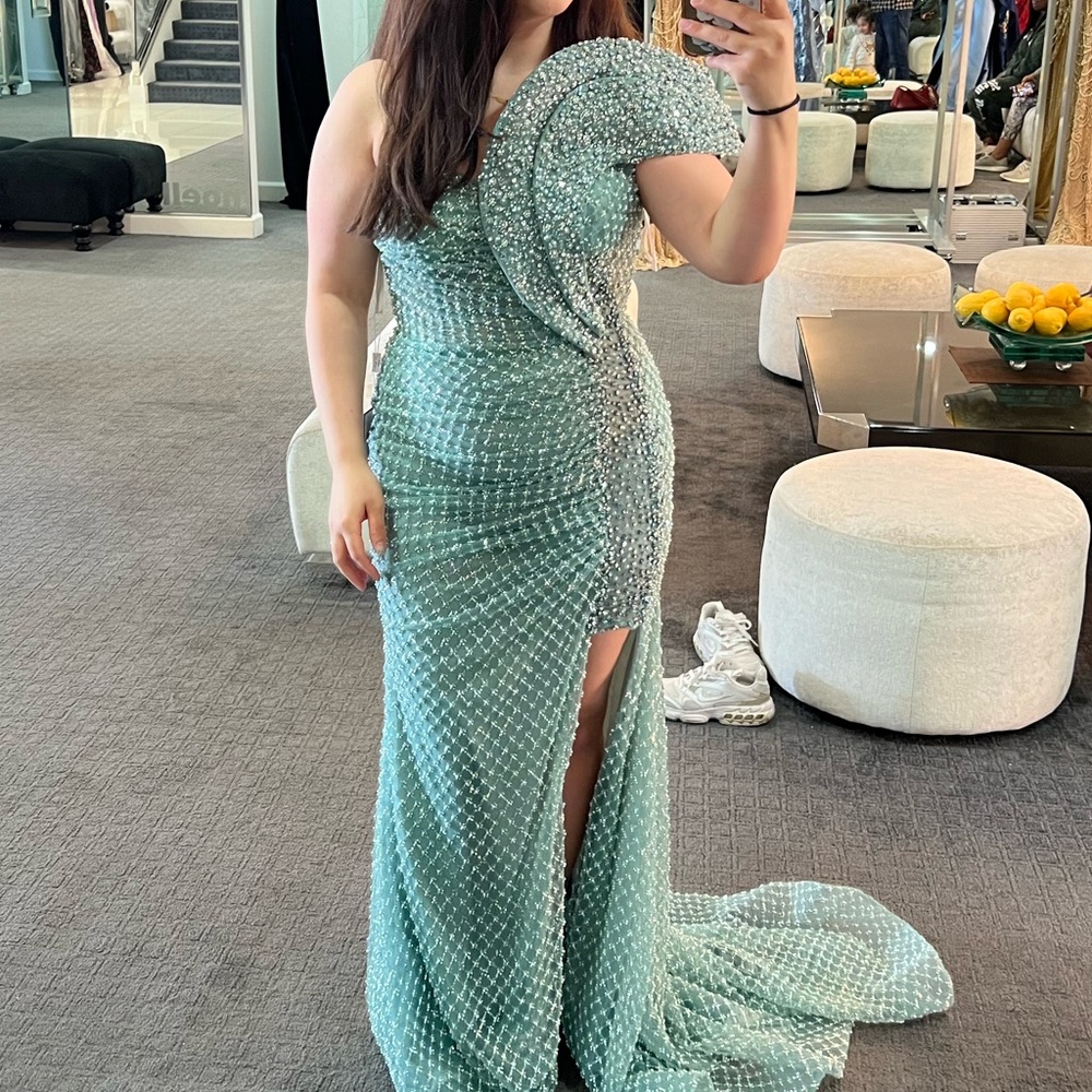 Elegant Green One-Shoulder Dress